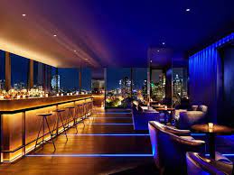 traumhafte aussicht auf manhattans skyline das public an ian schrager hotel befindet sich in traumhafter lage bar innenausstattung architektur balkon design