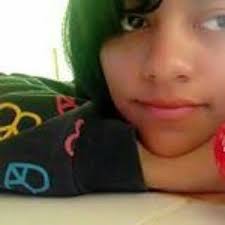 Mayito: “te voy a dar una bitácora para que sepas lo que voy a hacer en el  día”. Sian: “dale dale *se señala la mejilla* JAJAJA Sian no sabe lo que es