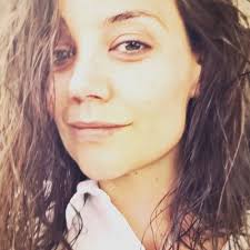 Katie Holmes ha sido la última en unirse al movimiento #NoMakeUp