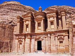 تتضمن المئتا متر من الجدران المحيطة بالمدينة الكثير من الأضرحة والحمامات. Ø§Ù„Ø³ÙŠØ§Ø­Ø© ÙÙŠ Ø§Ù„Ø£Ø±Ø¯Ù† ÙˆØ£ÙØ¶Ù„ 5 Ù…Ø¯Ù† ÙŠØ³ØªØ­Ù‚ÙˆØ§ Ø²ÙŠØ§Ø±ØªÙƒ ØªÙˆØ± ÙÙ„Ø§Ø¬