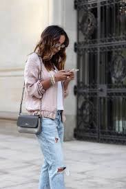 Pratique et confortable, ce blouson est facile à porter pour les hommes à la recherche d'un look tendance. Comment Adopter La Tendance Bomber Avec Style