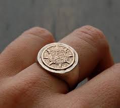 Ontdek nu het uitgebreide aanbod ringen online of in een van onze lucardi winkels. Vintage Sterling Etched Aztec Sun Calendar Ring Mens Ring Aztec Rings Rings For Men Fashion Rings