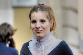 I've seen closeup images of Sandra from this photo in fan magazines. This  is the full frame of the actual photo of Sandra having her makeup applied  during the filming of *Romanoff