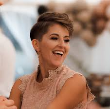 Fotel uszak z guzikami i podnóżkiem na nóżkach metalowych ludwik 😊 📍 Cena  fotela to tylko 535 zł 📍 Cena dużego podnóżka 329 zł 📍 Nóżki metalowe  ludwik + 240 zł /