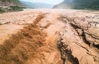 出水期を迎え水量が激増した黄河 壮大な景観広がる壷口瀑布 ...