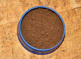 Resultado de imagem para imagens de pessoas a cheirar tabaco