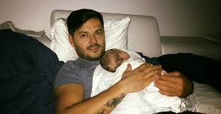 De data aceasta, chiar el a făcut publice imaginile alături de noii lui prieteni român. Liviu Varciu Din Nou TatÄƒ SperÄƒ SÄƒ Fie BÄƒiat DacÄƒ Dumnezeu Are SimÅ£ul Umorului Si Imi DÄƒ Tot FatÄƒ