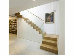 Zu unserem umfangreichen angebot gehören das fliesen mit klassischem und modernem material genauso wie die verlegung edelster natursteine. Beispiel Fur Helles Holz Mit Hellen Fliesen Bauexpertenforum Treppe Haus Treppe Glasgelander Treppe