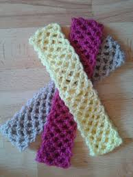 Free crochet headband pattern with wooden button accent. 32 Easy And Stylish Knit And Crochet Headband Patterns Diy Crafts