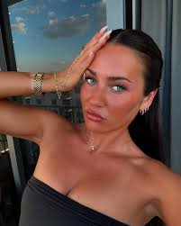 IZZY FINLAYSON (@izzylfinlayson) • Instagram photos and videos