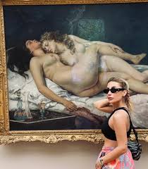 İrem Derici Erotik Tablonun Önünde Poz Verdi | Müzikonair