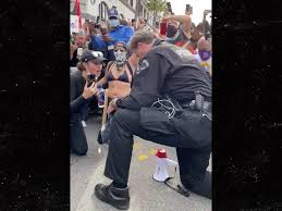 Derek chauvin knelt on george floyd's neck for more than nine minutes; Cop Takes Knee To Crowd S Approval During George Floyd Protest