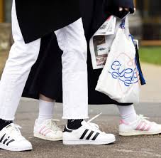Angesagte fashion blogs berichten über also hole dir jetzt den besonders beliebten originals hero im klassischen weiß mit schwarzen. Turnschuh Abrechnung Diese Sneaker Trends Sind Endgultig Vorbei Welt