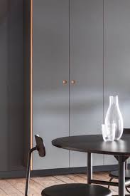 Graphitgraue Frontpaneele Sowie Griffe Und Seitenwande Aus Naturlichem Holz Geben Pax Ein Schickes Aussehen Ikea Pax Wardrobe Ikea Pax Pax Wardrobe