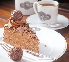Das Rezept Fur Eine Torte Aus Den Leckeren Rocher Kugeln Die Nicht Nur Grandios Aussieht Sondern Auch Mindestens G Kuchen Und Torten Rocher Torte Backrezepte