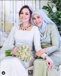Nik zaris nelydia binti nik sen (30 temmuz 1994 doğumlu), daha çok sahne adı nelydia senrose ile tanınan malezyalı bir aktris. Doa Saya Di Tanah Suci Allah Makbulkan Serta Beri Jawapan Nelydia Senrose Selamat Bergelar Isteri Ahli Perniagaan Keluarga