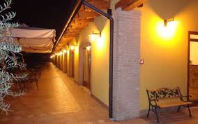 Al giorno d'oggi sono molti quelli che sognano di avere un piccolo rifugio in campagna dove poter staccare la spina e godersi la natura.per questo, alle case di campagna tradizionali e spaziose si stanno aggiungendo alcune case piccole e singolari, una tendenza che cerca di ottimizzare il poco spazio ed ottenere il massimo grado di comfort.questo nuovo tipo di costruzioni ha distribuzioni. Agriturismo Le Case Di Campagna In Verona Italy From 109 Photos Reviews Zenhotels Com