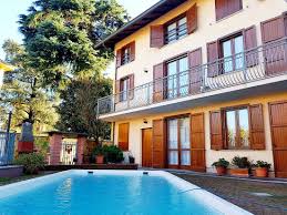 80 mq con cortile e giardino privato ed annesso capannone, gli immobili si sviluppano su due livelli la parte commerciale copre un totale di c.160 mq che volendo e richiedendo agli uffici competenti si potrebbe. Villetta Bifamiliare In Vendita A Vigevano Via Rossi Case Rif 095v N 182905