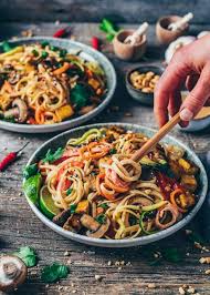 This Vegan Pad Thai With Crispy Tofu Rainbow Vegetable Noodles And Creamy Peanut Sauce Is Quick And Easy To Make Healt Vegan Pad Thai Veggie Noodles Pad Thai