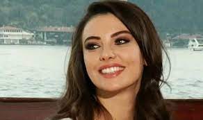 9 yaşında oyunculuk hayatını atılan tuvana türkay bir çok reklam filminde yer almış en son olarak kara para aşk dizisinde canlandırmış olduğu bahar çınar rolü ile ekran severlerin karşısına çıkmıştır. Imw9nx Efgj3rm
