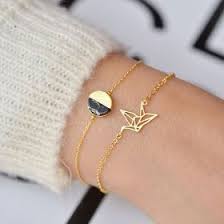 Le bracelet or est un bijou que l'on aime porter au quotidien. Pin On Women Fashion Trends