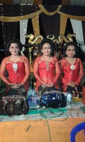 Ia belanja ke pasar tradisional mengenakan kebaya, sanggul dan make up ala sinden. Sinden Dikalaitu