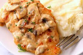 Servimos los tagliatelle con la salsa y los champiñones en los diferentes platos, repartiendo. Receta De Pechugas De Pollo Con Salsa De Champinones Y Ajo Cocina Y Vino