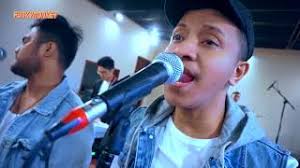 verse c em pernah berpikir 'tuk pergi f g dan terlintas tinggalkan kau sendiri c em sempat ingin sudahi sampai di sini f c coba lari dari kenyataan g tapi f em aku takut kamu pergi dm7 g c kamu hilang, kamu sakit f em am aku ingin kau di sini dm g di sampingku fmaj7 em7 am7 selama aku masih bisa bernafas dm7 g c masih sanggup. Chords For Gelora Asmara 50 Tahun Lagi Oh Kasih Hanya Memuji Medley Cover By Funky Monkey