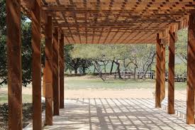 > porches de madera, pérgolas de madera y cenadores de madera > porches de madera rústicos porches de madera rústicos este modelo de porche, tiene un diseño basado en líneas rústicas, con dibujos curvos, tipo pecho paloma, en cabrios y ménsulas, con pilares y postes gruesos y peanas de piedra, haciendo que tenga una apariencia rústica y. 10 Ideas Para Hacer Una Pergola Con Estilo Mejor Con Salud