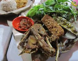 2 buah belimbing sayur, potong melintang. Bebek Galak Pedas Mantap Bebek Goreng Dicocol Sambal Rawit