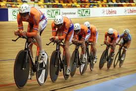 Baanwielrennen, in de volksmond ook pisterijden genoemd, is een tak van de wielersport. Splinterende Wielerbaan Apeldoorn Niet Goed Gelegd Wielrennen Bd Nl
