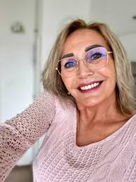 Hallo zusammen, ich bin Bettina, 59 Jahre und lebe am schönen Bodensee.