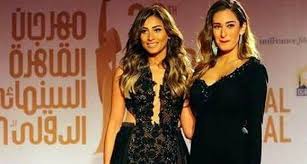وطلبت من رامز جلال أن يخلع حذائها قبل مواصلة المقلب، وبالفعل نفذ رامز رغبتها، مما جعل الجماهير تتسائل عن سبب إصرار أمينة خليل في الحفاظ على نعليها، وبعد البحث عن نوع الحذاء تبين أنه ينتمي. Ø£Ù…ÙŠÙ†Ø© Ø®Ù„ÙŠÙ„ ØªØ´ÙŠØ¯ Ø¨Ø£Ø¯Ø§Ø¡ Ø¯ÙŠÙ†Ø§ Ø§Ù„Ø´Ø±Ø¨ÙŠÙ†ÙŠ ÙÙŠ Ø²ÙŠ Ø§Ù„Ø´Ù…Ø³