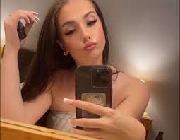 Hi everyone! Does anyone know who can do this beautiful brown color