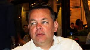 Spojené státy hrozí Turecku dalšími sankcemi. Žádají propuštění amerického  pastora Brunsona