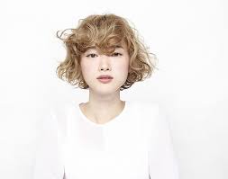 大きく波打つような前下がりウェーブ 原宿 美容室 ハーツ hearts ヘアスタイリング ショート パーマ ヘアースタイル