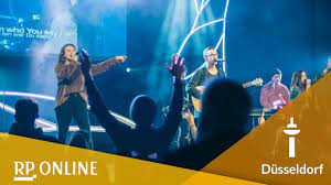 Du bist herzlich dazu eingeladen, jeden sonntag unsere gottesdienste in konstanz, düsseldorf, köln, münchen, zürich. Hillsong Church In Dusseldorf Zu Besuch Im Gottesdienst Der Freikirche