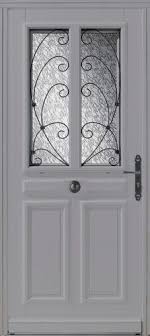 Porte d'entrée en bois avec châssis ouvrant équipé d'un double vitrage accompagné d'une grille décorative. Grenada Porte Entree Bois Poignee De Porte Porte Entree Vitree