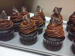 To make a simple buttercream frosting, just combine 1 cup (225 g) of butter, 3 cups (375 g) of powdered sugar, 1 tablespoon (15 ml) of heavy cream, and 1 teaspoon (4.9 ml) of vanilla extract until your mixture is smooth. Fudge Silk Cupcakes