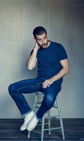 How To Wear High Top Converse With Skinny Jeans Guys Can T Get More Classic Than A T Shirt And Jeans Go Monochrome With A Navy Blue Tee And Dark Denim Paired With A Pair Of Your Stil Muzhskaya Fotografiya Odezhda