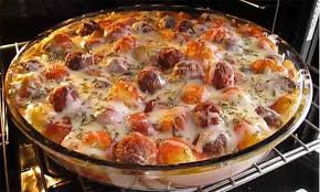 Se pun roșiile în cuptor și se coc 10 minute alături de chiftele, până când acestea sunt rumenite. Chiftelute Pufoase Cu Cartofi Si Carne Tocata La Cuptor Bucataria Noastra