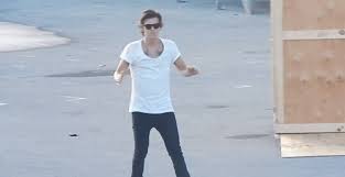 Harry Styles Is Doing The Aaron Rodgers Championship Belt He S Doing Aaron Rodger S Signature Move This Is So Hot Harry Styles Harry Styles Dancing Gif Style