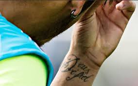 Tatuagem de flecha feminina no braço:feminina masculina cruzada delicada braco costela pequena com flores nome. Veja 15 Jogadores Da Copa Que Possuem Tatuagem Religiosa Esportes Pleno News