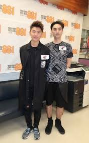 周國賢 + goro@heearmusic我快樂有時 我叫悶有時也算上天的恩賜回頭是憤慨 看不到未來於年月裡比賽時光機永未及發明 哪裡覓證明轉季讓半山結冰這嘀嗒 又嘀嗒時鐘似簷篷滴雨聲*這秒針 轉個彎繁華極短暫一切善或惡 聚或. å'¨åœ‹è³¢ig Google æœå°‹