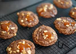 Recette Des Cookies Chocolat Caramel Cacahuetes Hervecuisine Com Cookies Chocolat Cookies Recette Recette Cookies Chocolat