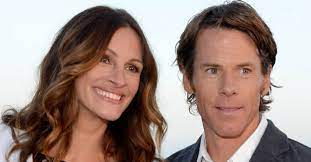 On the 25th june 1993, julia roberts married singer lyle lovett at st. Julia Roberts Husband Posts Rare Family Pic For Mother S Day Littlethings Com