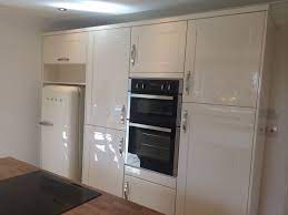 High Gloss Cream Shaker Style Oak Laminate Effect Worktop Total Transformation This Was The Dining R Shaker Kitchen Cabinets Shaker Kitchen Kitchen Design