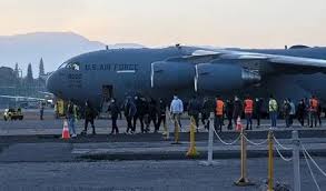 अमेरिका से निकाले गए 33 गुजराती नागरिक, अहमदाबाद एयरपोर्ट से पुलिस वैन में  घर हुए रवाना- Navbharat Live (नवभारत) - Hindi News | 33 gujarati evacuated  from america reached ...