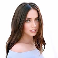 Ana de Armas. La mer Cosmetic (2021) 🎀🎀