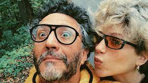 Llegando a la mitad de un año con múltiples proyectos en marcha, fito páez cumplió este lunes 7 años junto a su novia.a través de redes sociales, el músico y eugenia kolodziej intercambiaron mensajes de amor y fotos junto con múltiples muestras de afecto de sus fans. Sin Vos No Soy Nada El Video En El Que La Novia De Fito Paez Le Cambia El Look De Cuatro Meses De Aislamiento En 3 Fito Paez Noticias De Espectaculos Novios